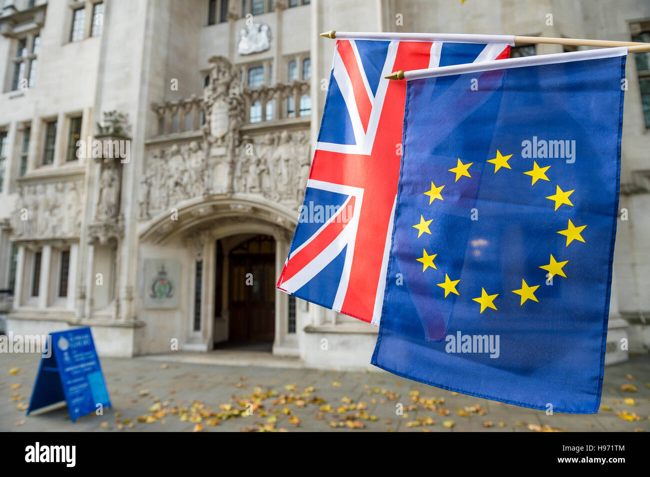 EU und Union Jack Fahnen an der oberste Gerichtshof des Vereinigten Königreichs in den öffentlichen Middlesex Guildhall Gebäude, London Stockfoto