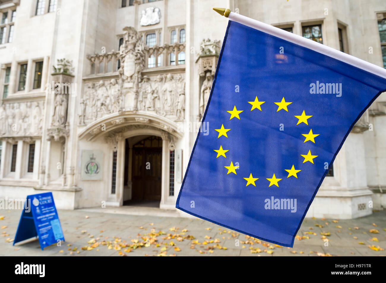 Europäischen Union Flagge vor der oberste Gerichtshof des Vereinigten Königreichs in den öffentlichen Middlesex Guildhall Gebäude London Stockfoto