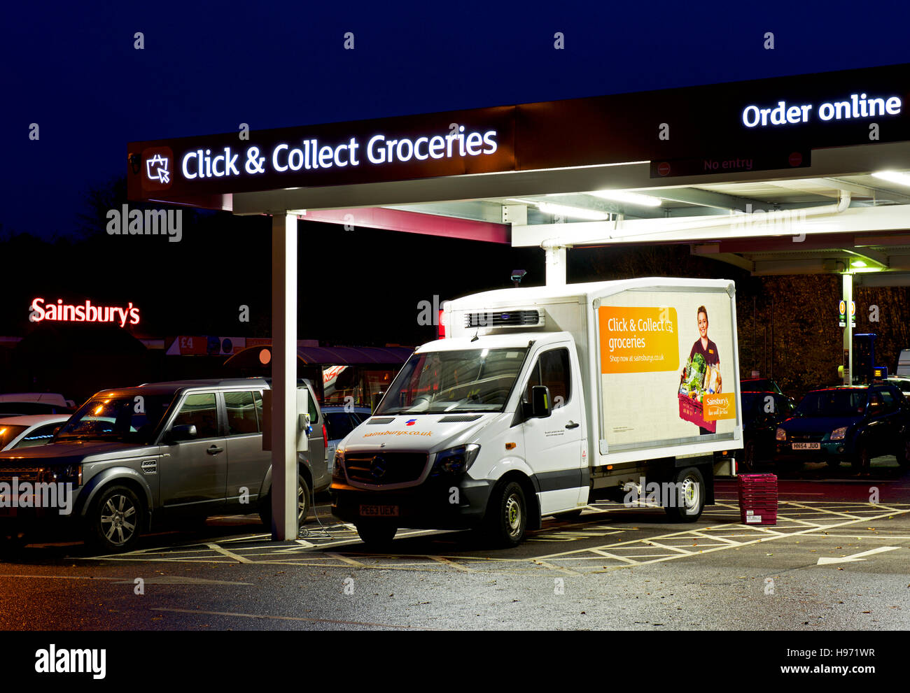 Lieferwagen geparkt in Klick & Sammlung Abschnitt des Parkhauses, Sainsbury Supermarkt, England UK Stockfoto