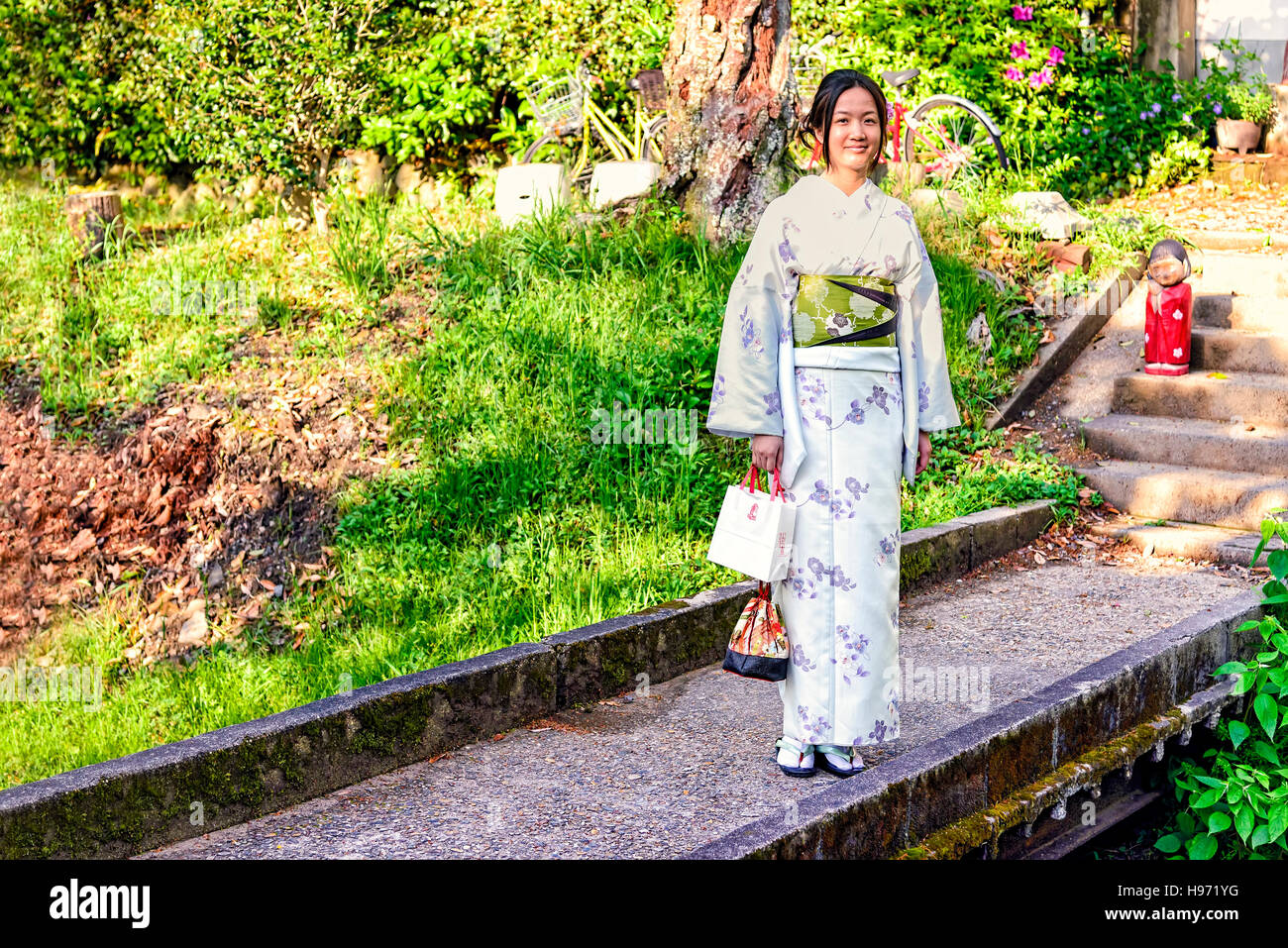 Kyoto, Japan - 1. Mai 2014: Ansicht einer Japanerin traditionellen Kimono tragen. Der Kimono ist ein traditionelles japanisches Kleidungsstück Stockfoto