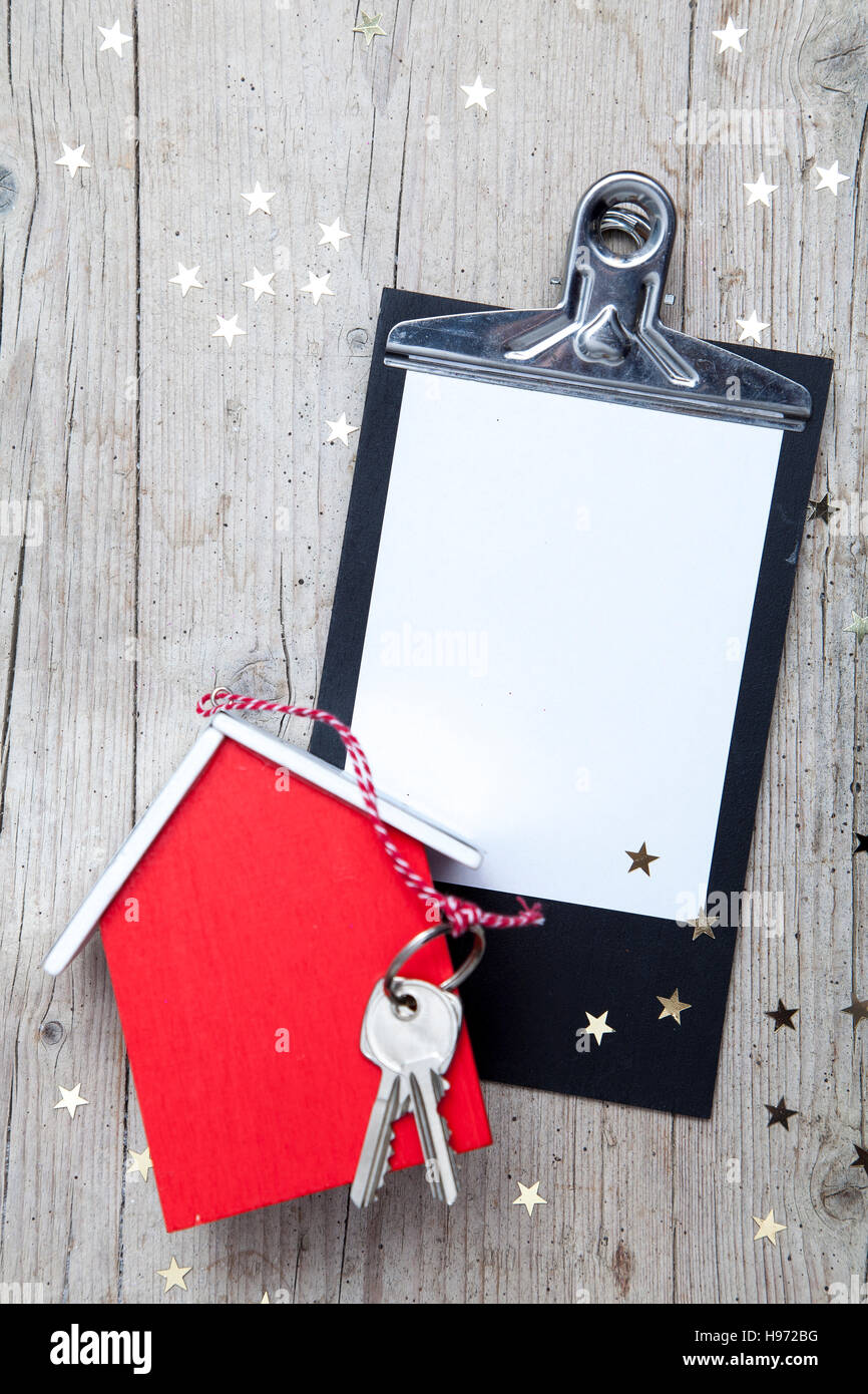 Kreative Weihnachten Hintergrund mit einem Schlüssel und ein neues Haus Stockfoto