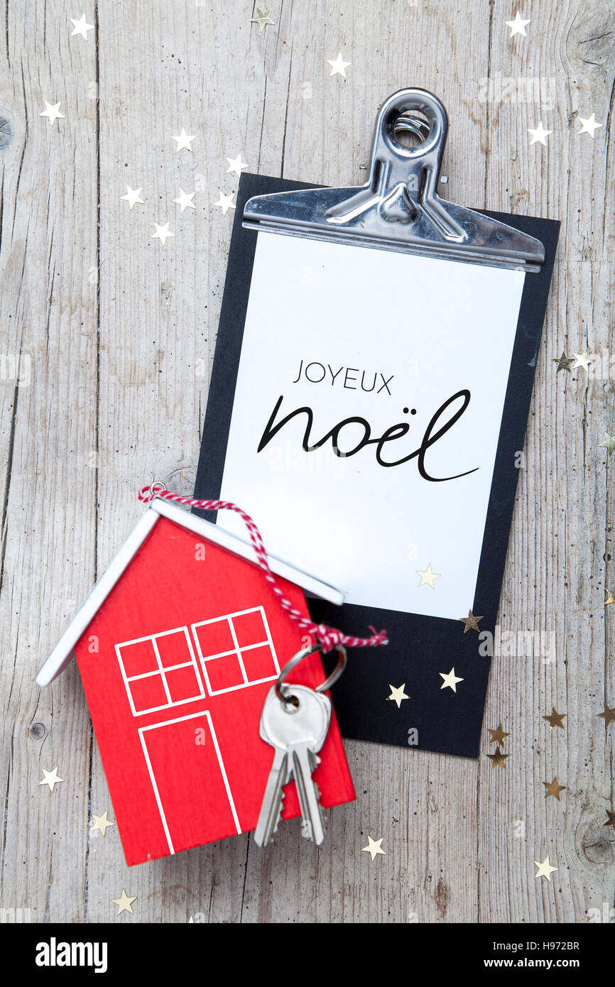 Kreative Weihnachten Hintergrund mit einem Schlüssel und ein neues Haus Stockfoto