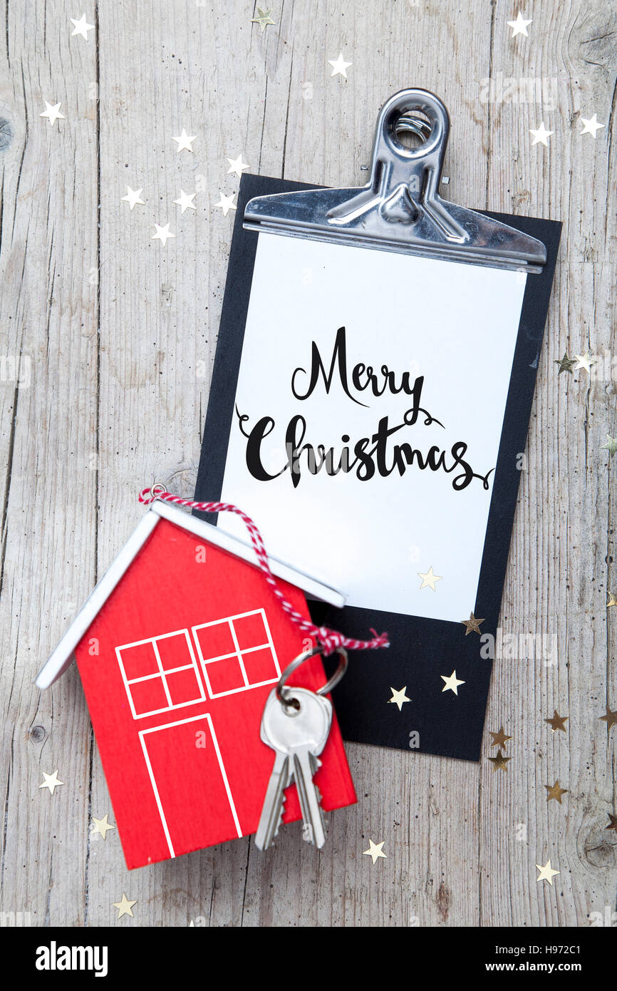 Kreative Weihnachten Hintergrund mit einem Schlüssel und ein neues Haus Stockfoto