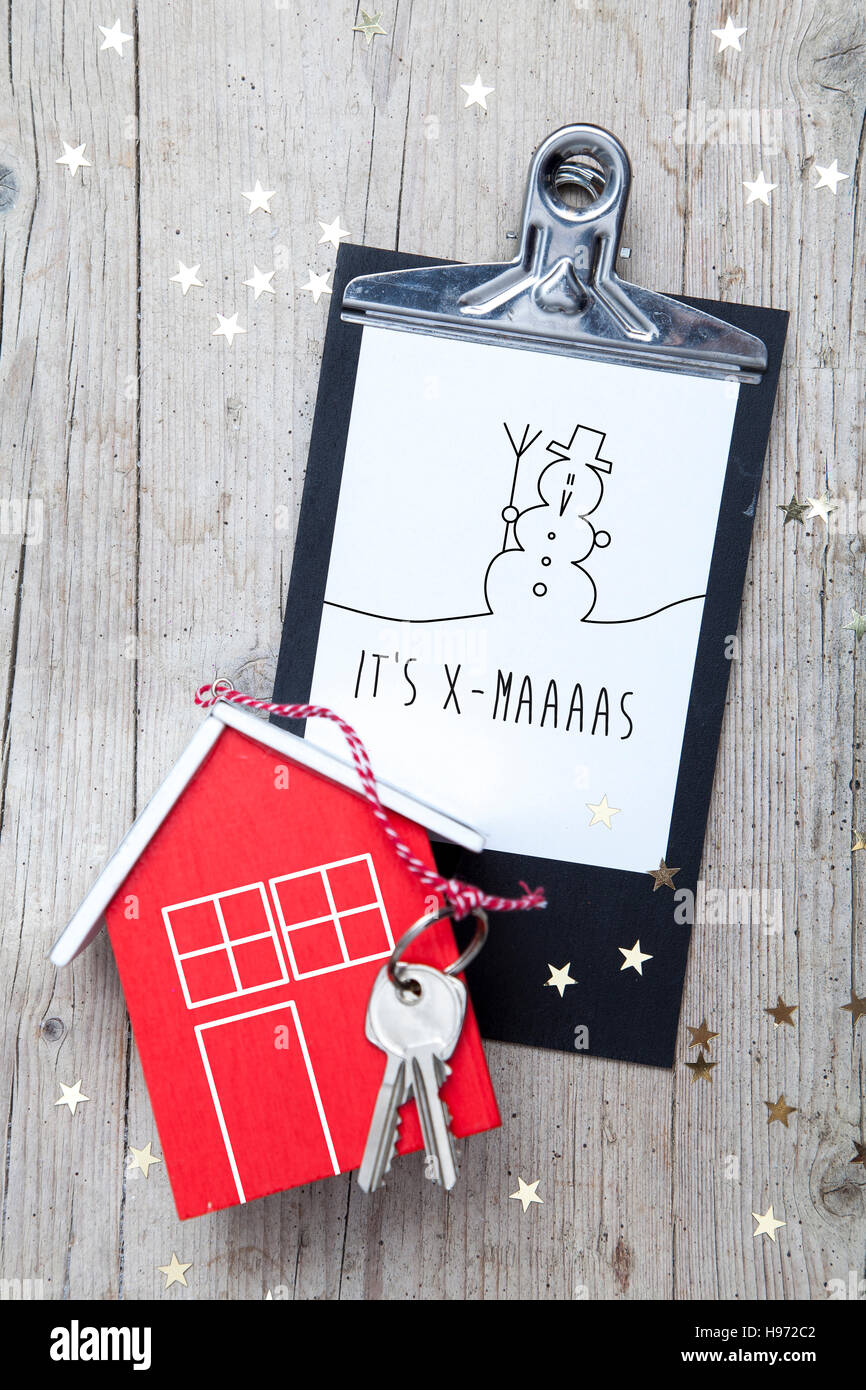 Kreative Weihnachten Hintergrund mit einem Schlüssel und ein neues Haus Stockfoto