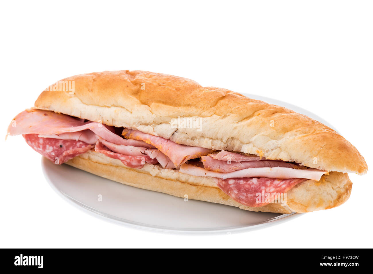 Ein Sub-Sandwich mit Scheiben Salami und Schinken Stockfoto
