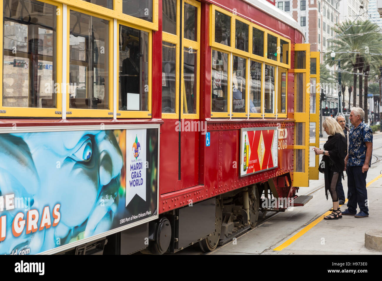 Passagiere an Bord eines RTA-Straßenbahn auf der Canal Street in New Orleans, Louisiana. Stockfoto