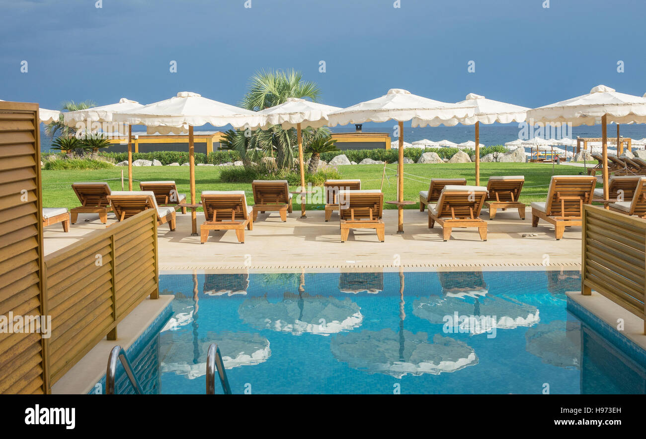 Luxus Hotel Schlafzimmer Swim-up-Pool und Blick zum Strand Stockfoto