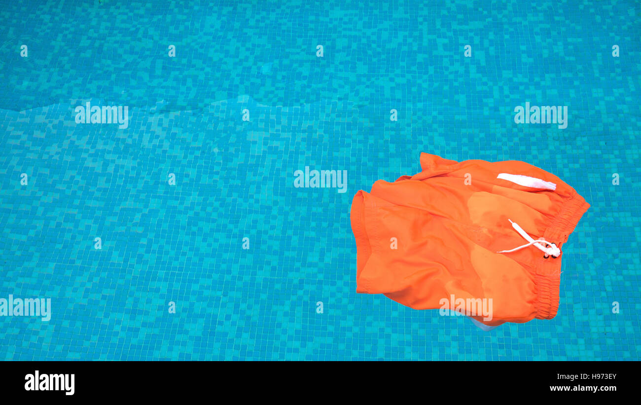 Ein paar Herren Badeshorts schwimmt auf der Oberfläche eines Schwimmbades Stockfoto