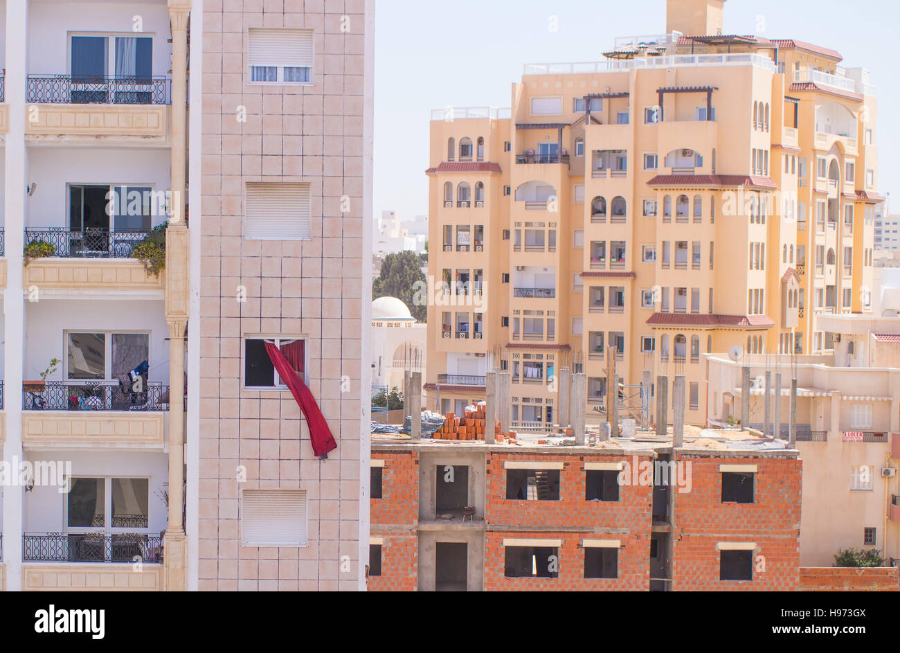 Vorhänge im Wind draußen vor dem Fenster Stockfoto