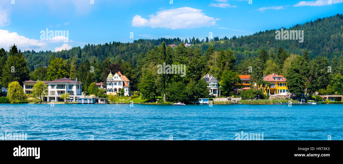 Wörthersee Lake, Österreich - 14. August 2016: Luxus-Villen am Ufer des wunderschönen alpinen See Wörthersee im Sommer. Dies ist die beliebtesten See in Österreich Stockfoto