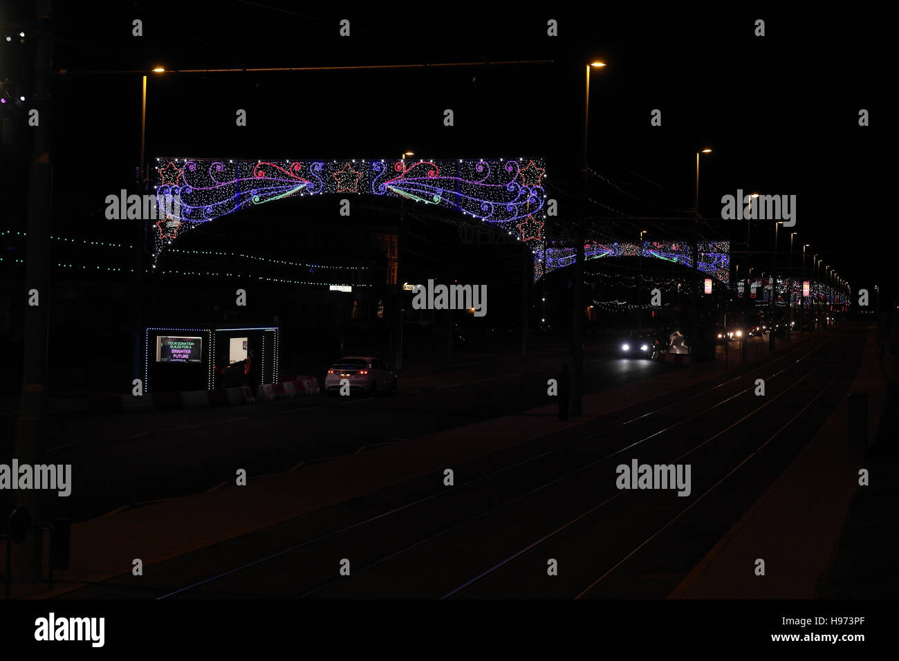 Nacht Schrägansicht mehrfarbige Spende Torbogen, Blick nach Süden, South Shore Promenade, Blackpool Illuminations, Lancashire, Großbritannien Stockfoto