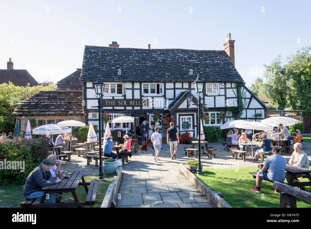 aus dem 16. Jahrhundert die sechs Glocken Pub, High Street, Billingshurst, West Sussex, England, Vereinigtes Königreich Stockfoto