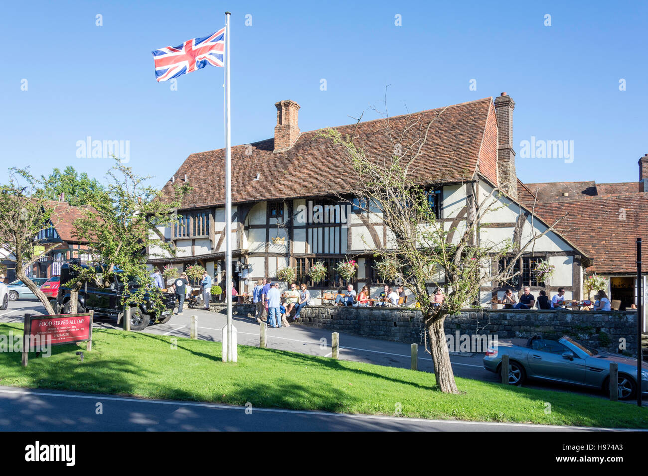 14. Jahrhundert der Crown Inn, das Grün, Chiddingfold, Surrey, England, Vereinigtes Königreich Stockfoto