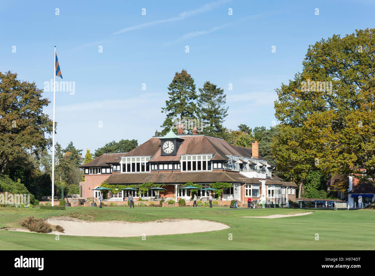 Clubhaus und 18. Grün, Sunningdale Golf Course, Sunningdale, Berkshire, England, Vereinigtes Königreich Stockfoto