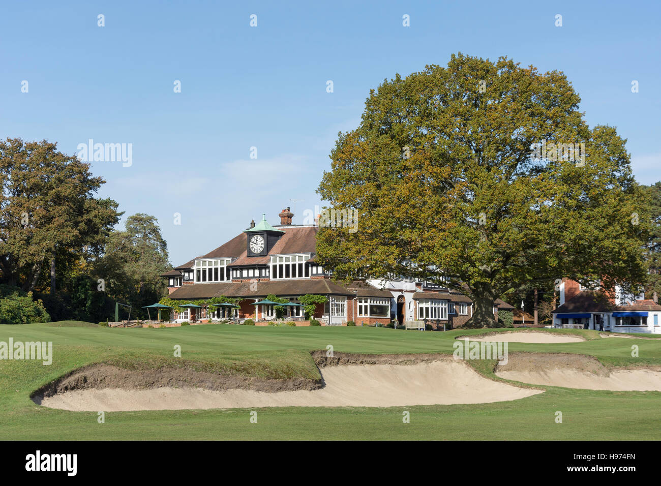 Clubhaus und 18. Grün, Sunningdale Golf Course, Sunningdale, Berkshire, England, Vereinigtes Königreich Stockfoto