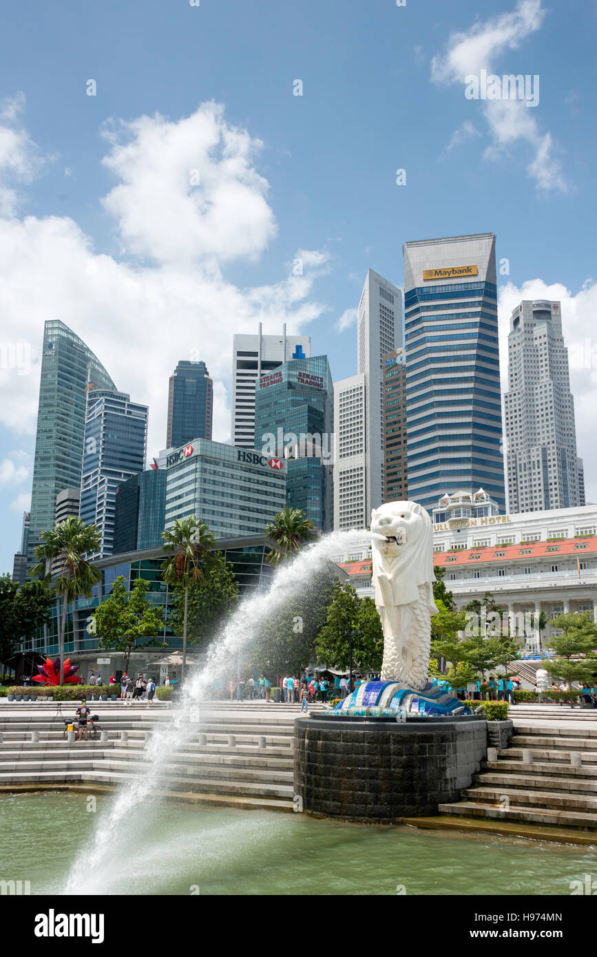 Der Merlion Statue (Singa-Lau) zeigt CBD Wolkenkratzer, Central Area, Singapur Insel (Pulau Ujong), Marina Bay, Singapur Stockfoto