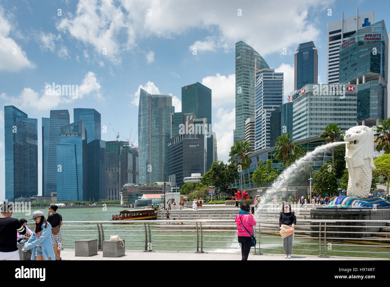 Der Merlion Statue (Singa-Lau) zeigt CBD Wolkenkratzer, Central Area, Singapur Insel (Pulau Ujong), Marina Bay, Singapur Stockfoto