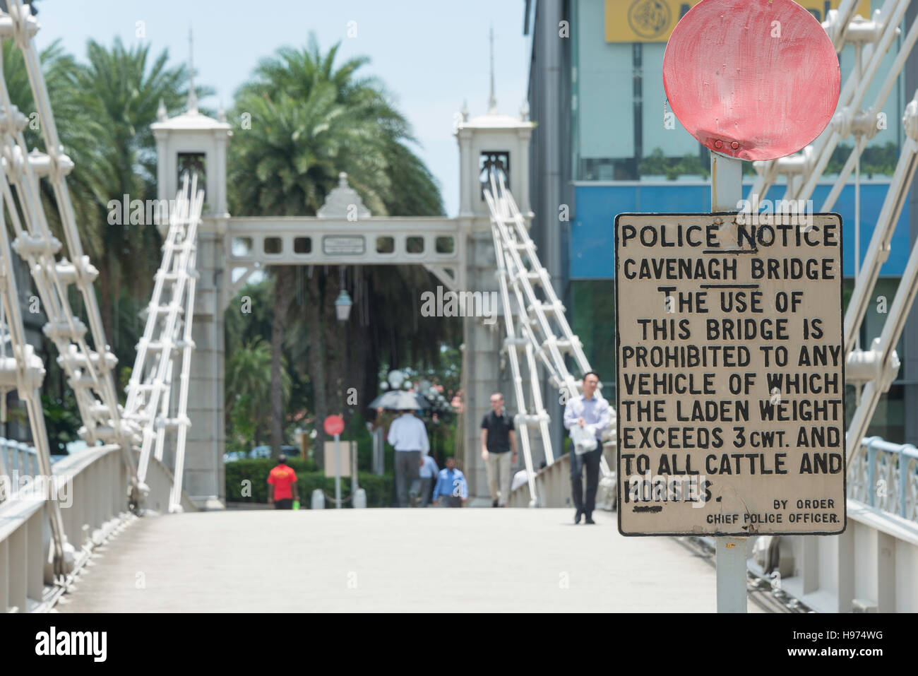 Vintage Polizei bemerken anmelden Cavenagh Brücke, Insel der Kaiserin Platz, Civic District, Singapur, Singapur Stockfoto