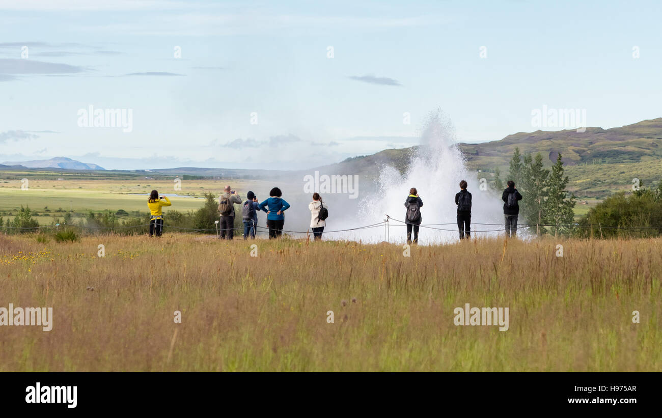Beeindruckende Ausbruch der größte aktive Geysir Strokkur, mit Touristen warten, Golden Circle, Island Stockfoto