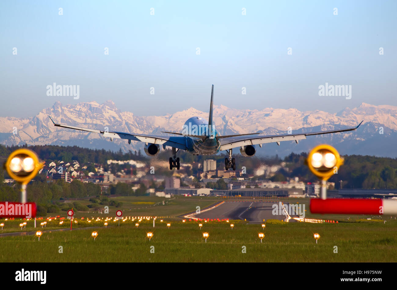 Zürich - 5.Mai: Oman Air A330 Landung in Zürich Flughafen nach Interkontinentalflug am 5. Mai 2016 in Zürich, Schweiz. Der Flughafen Zürich ist nach Hause p Stockfoto