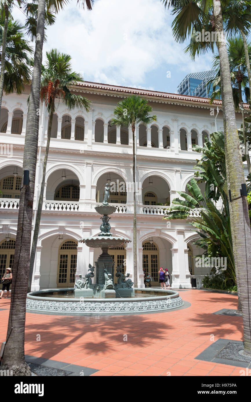 Innenhof mit Brunnen im Raffles Hotel Singapore, Beach Road, Insel Singapur, Singapur Stockfoto