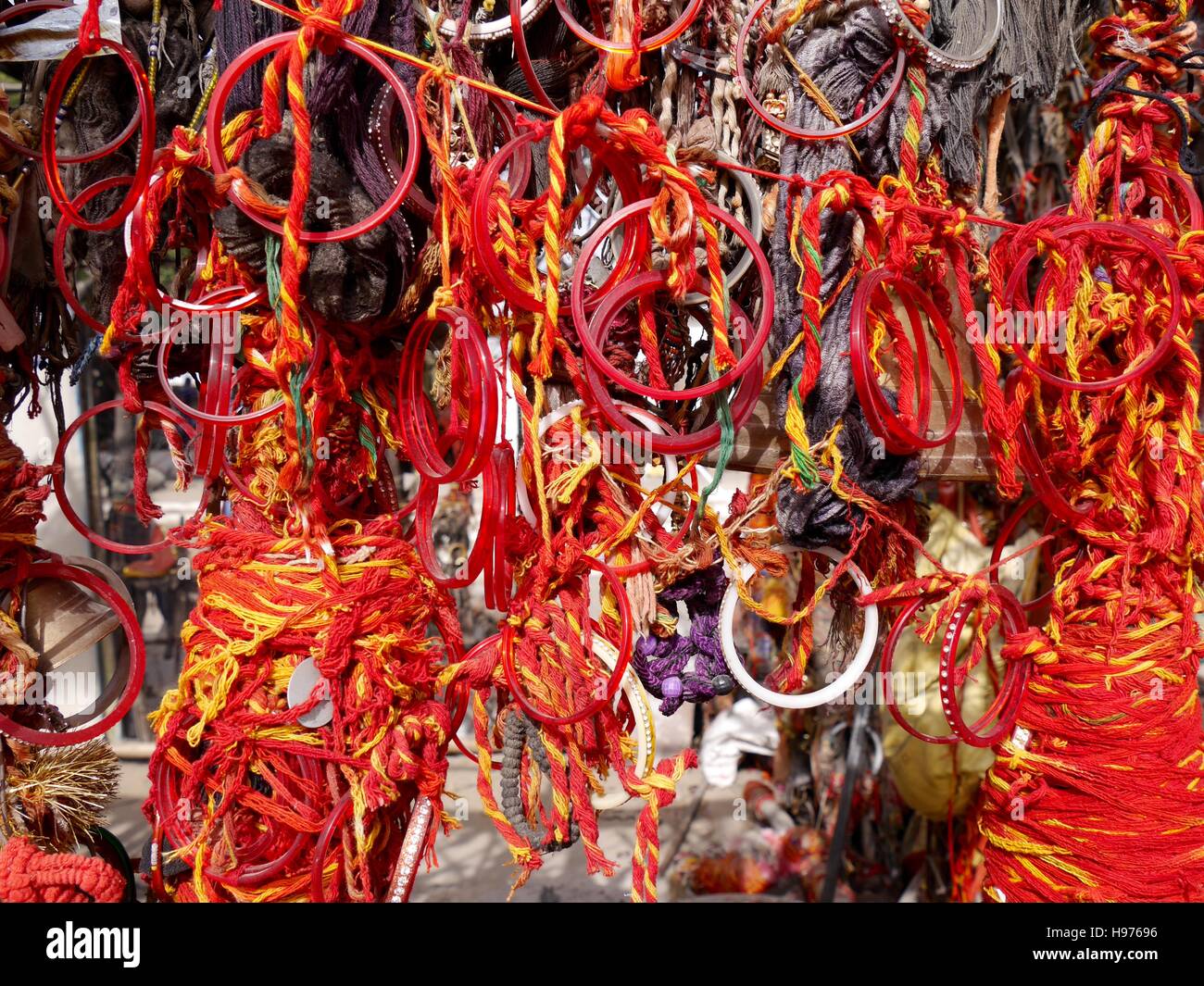 OM Banna (Bullet Bana) freiem Himmel Hindu-Schrein in NW-Indien lokale Gottheit in Form von Enfield Bullet Motorrad zum Schutz der Reisenden nach "Wunder", sagte Stockfoto