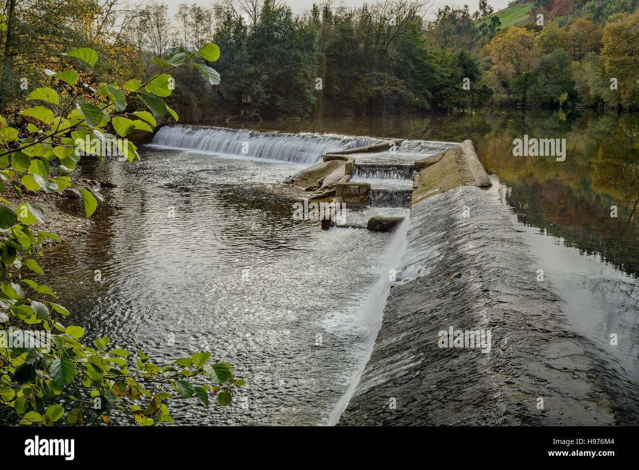 Wasser in den Fluss Ason, dam in der Stadt Udalla, Kantabrien, Spanien, Europa kanalisiert. Stockfoto