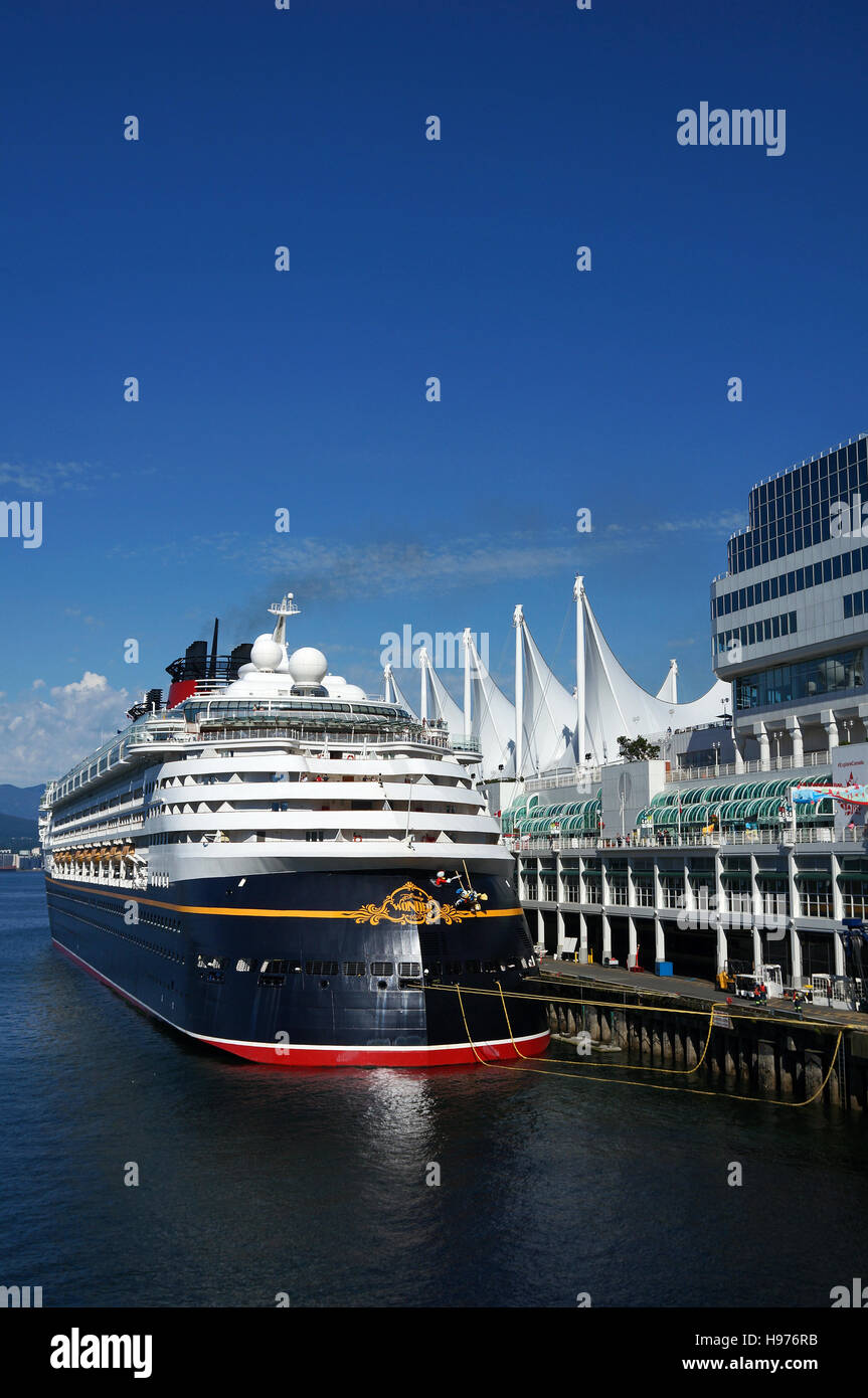 Kreuzfahrtschiff Disney Wonder am Canada Place, Vancouver, Kanada Stockfoto