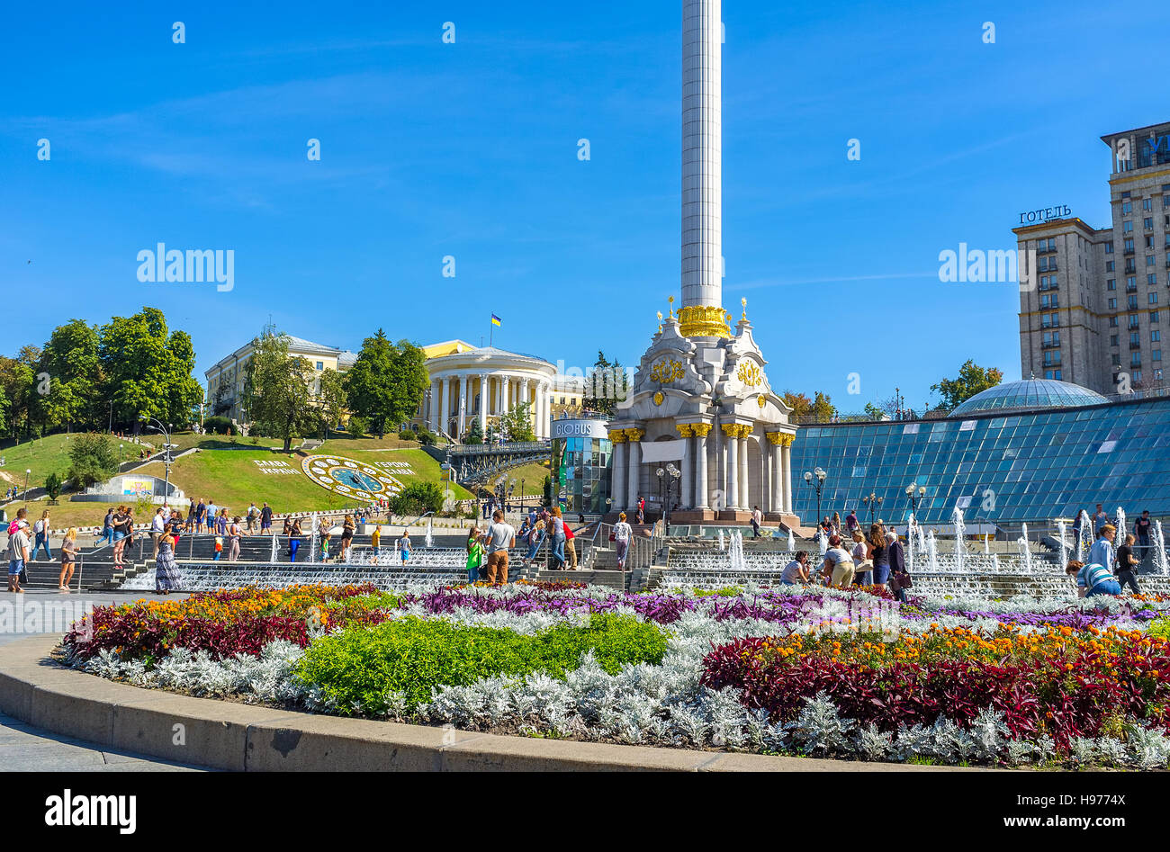 Maidan Nezalezhnosti (Unabhängigkeitsplatz) mit bunten Blumenbeeten und schönen Springbrunnen dekoriert, Kiew, Ukraine Stockfoto