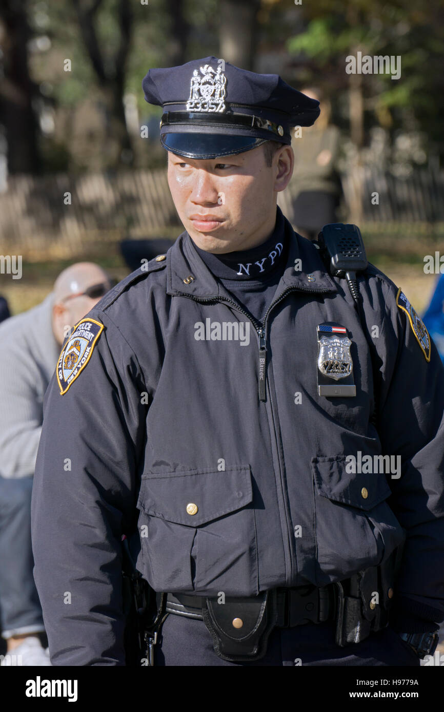 Ein asiatisch-amerikanische NYPD-Polizisten auf Patrouille im Washington Square Park in Greenwich Village, New York City Stockfoto