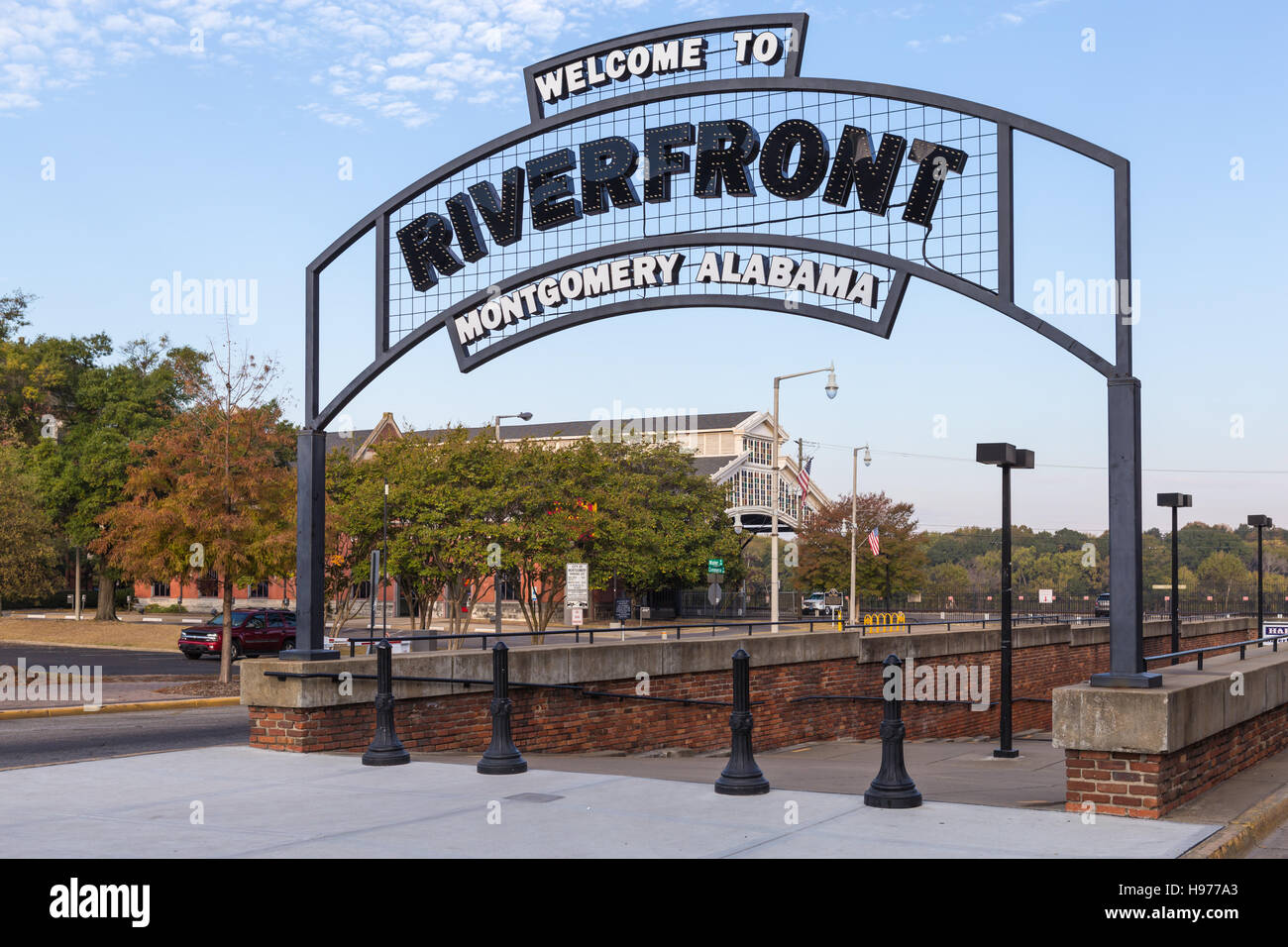 Eine gewölbte Willkommens-Schild markiert den Eingang zum Riverfront Park in Montgomery, Alabama. Stockfoto