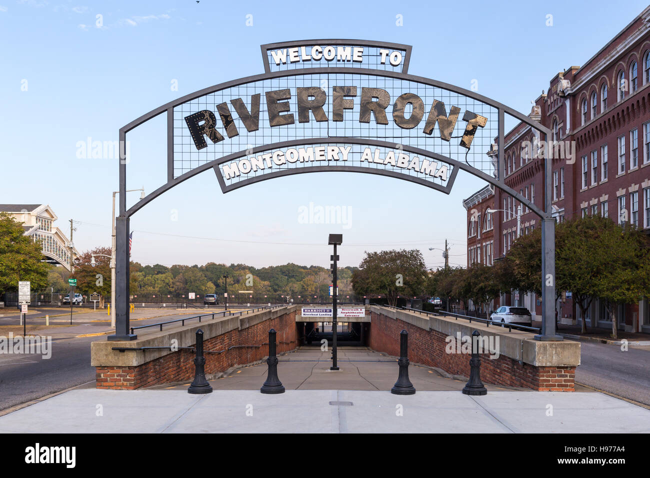 Eine gewölbte Willkommens-Schild markiert den Eingang zum Riverfront Park in Montgomery, Alabama. Stockfoto