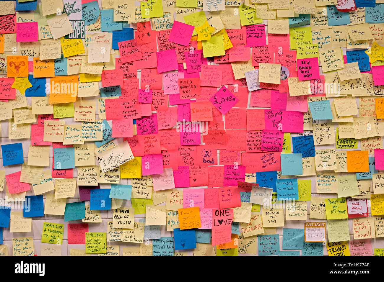 Ein rotes Herz in einem Meer von post-it Notes am Union Square u-Bahnstation in New York City mit Empfindungen über die Wahlen 2016. Stockfoto