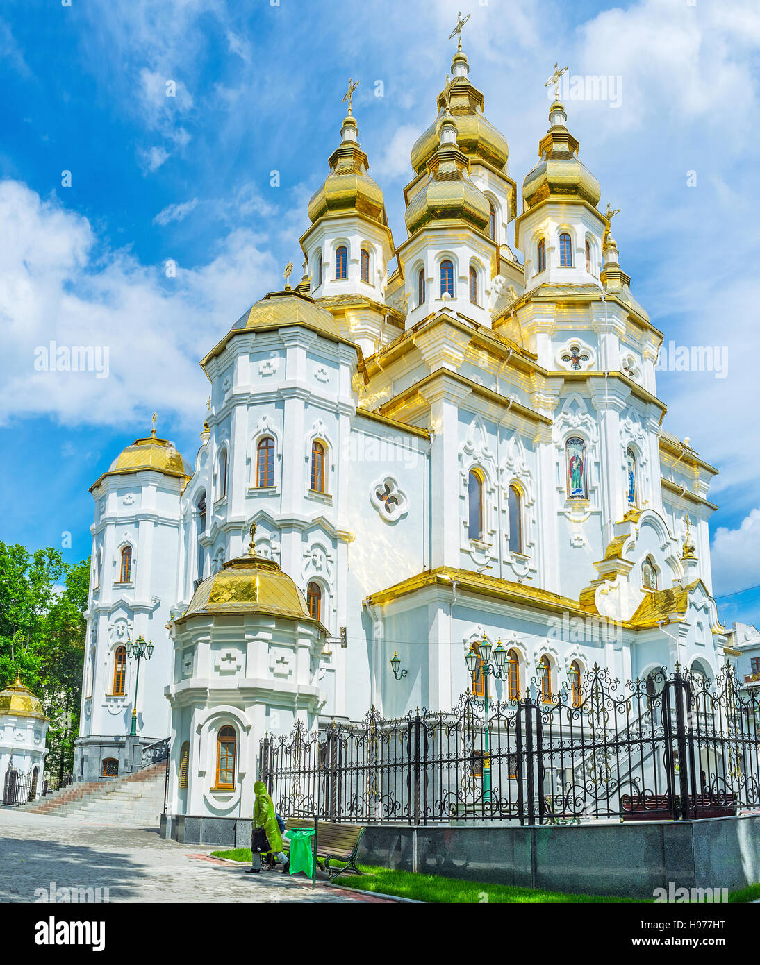 Die Kirche der Heiligen Myrrhe-Träger auf dem Siegesplatz verfügt über helle goldene Kuppeln und Reliefdekore, Charkiw, Ukraine. Stockfoto