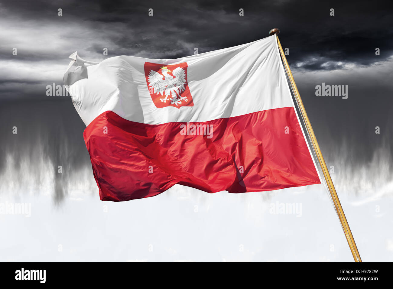Polnische Nationalflagge auf dramatischen Himmel. Stockfoto