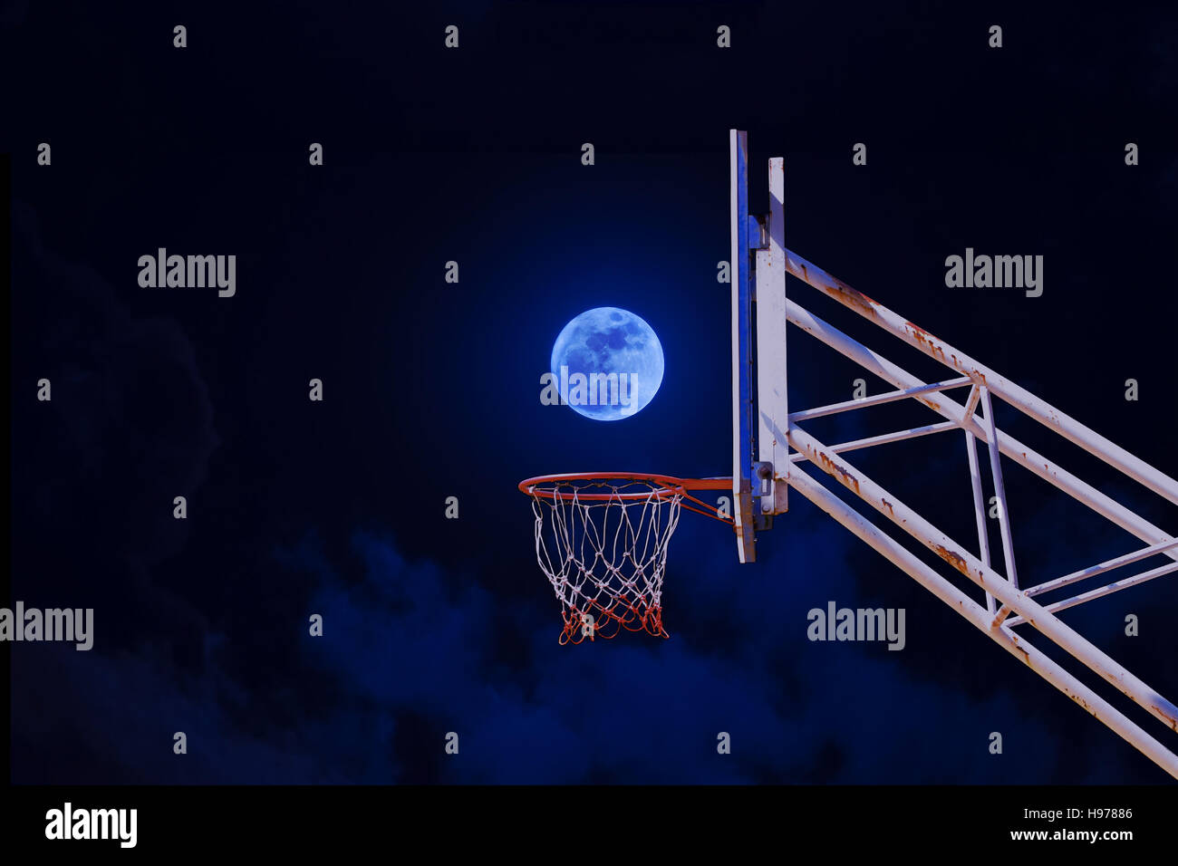 Mond in einen Basketballkorb Stockfotografie - Alamy