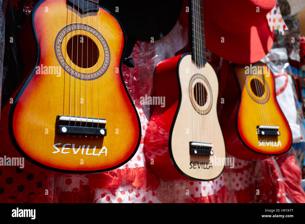 Sevilla Souvenir spanische Gitarre in Plaza Espana in Sevilla Andalusien  Spanien Stockfotografie - Alamy