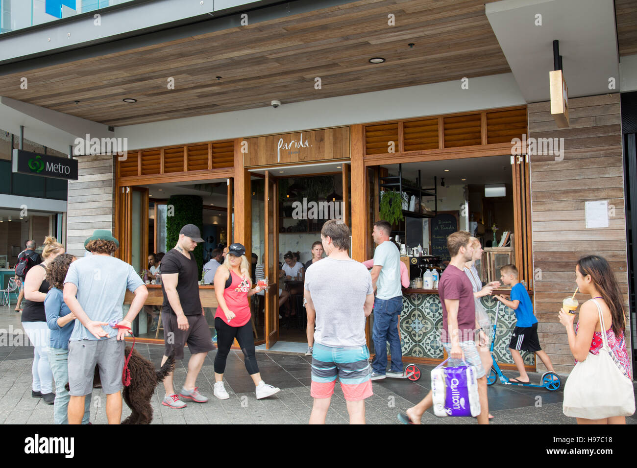 Bondi Beach Menschen zu Fuß auf der Campbell Parade und Essen in einem örtlichen Café, Sydney, Australien Stockfoto