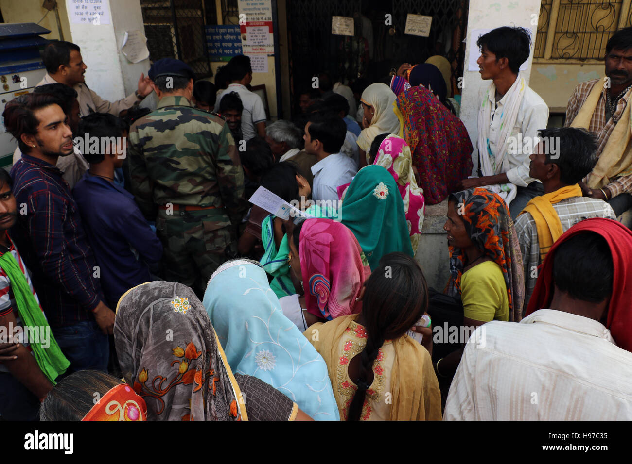 Massen haben außen Banken in ganz Indien eingeholt Stockfoto
