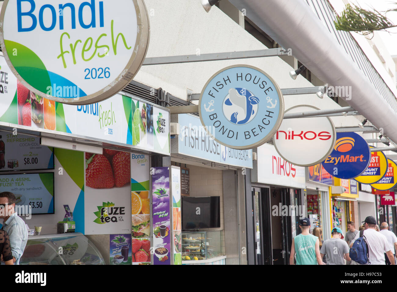 Bondi Beach Ezymart und Fish &amp; Chips-Cafés-Restaurants auf der Campbell Parade, Sydney, Australien Stockfoto