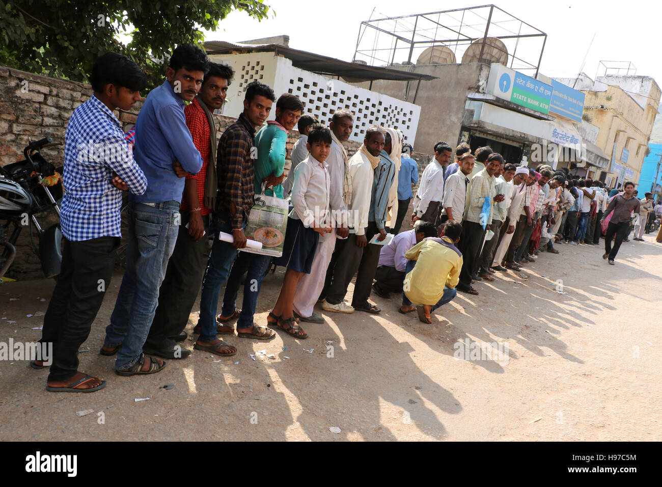 Massen haben außen Banken in ganz Indien eingeholt Stockfoto