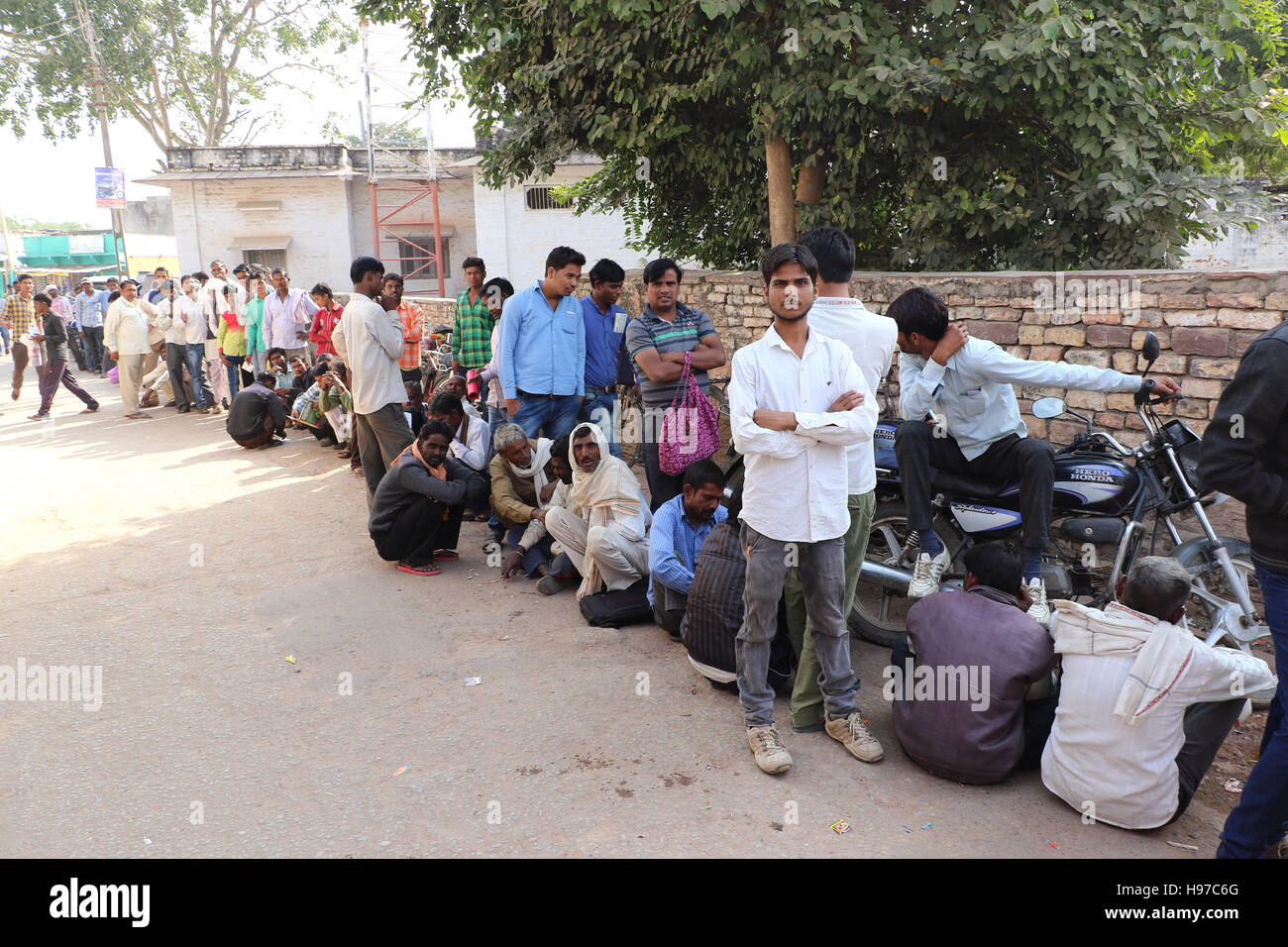 Massen haben außen Banken in ganz Indien eingeholt Stockfoto