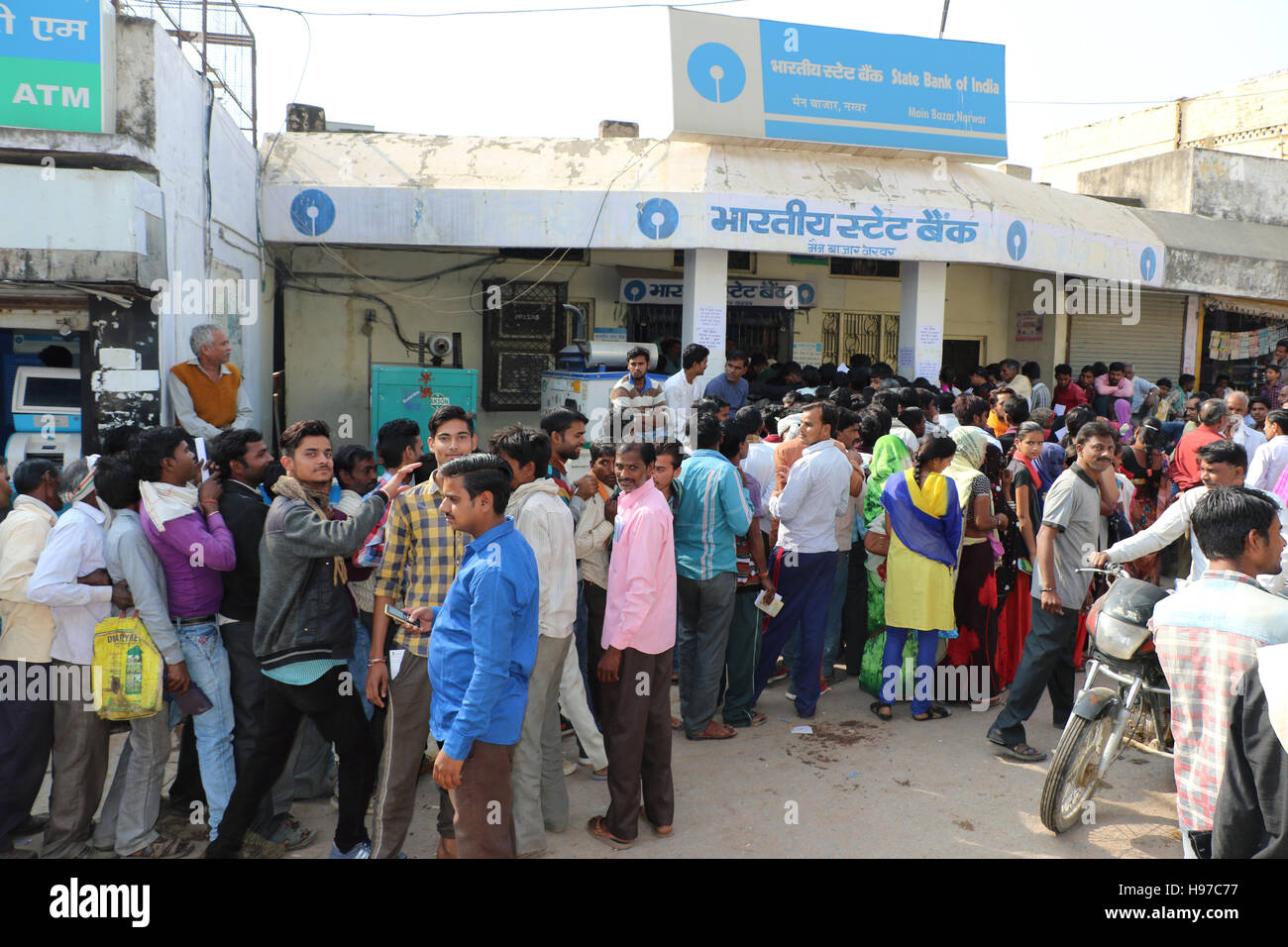 Massen haben außen Banken in ganz Indien eingeholt Stockfoto