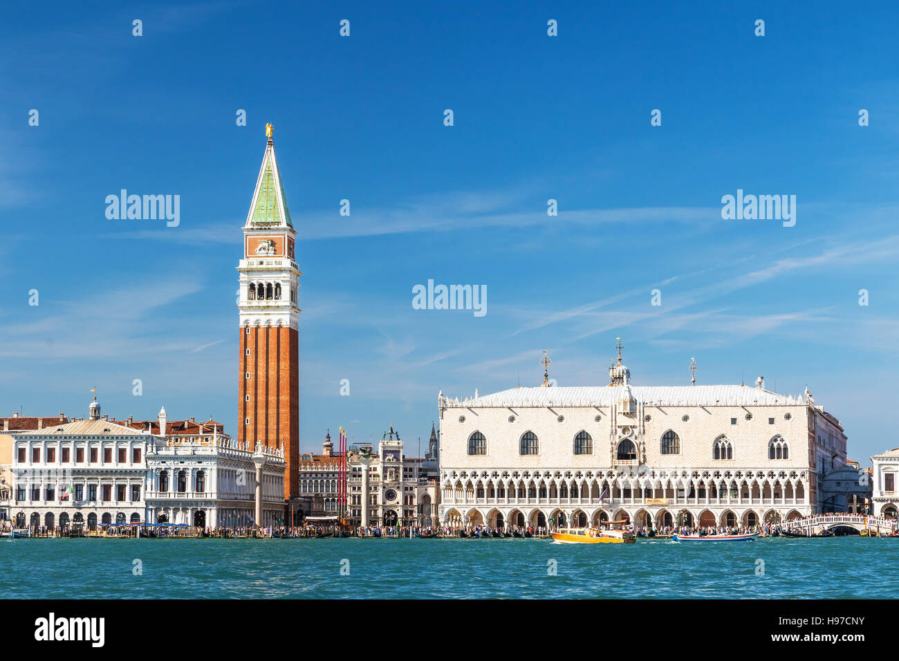 Piazza San Marco ist das beliebteste Reiseziel in Venedig. Die Stadt hat 20 Millionen Touristen pro Jahr Stockfoto