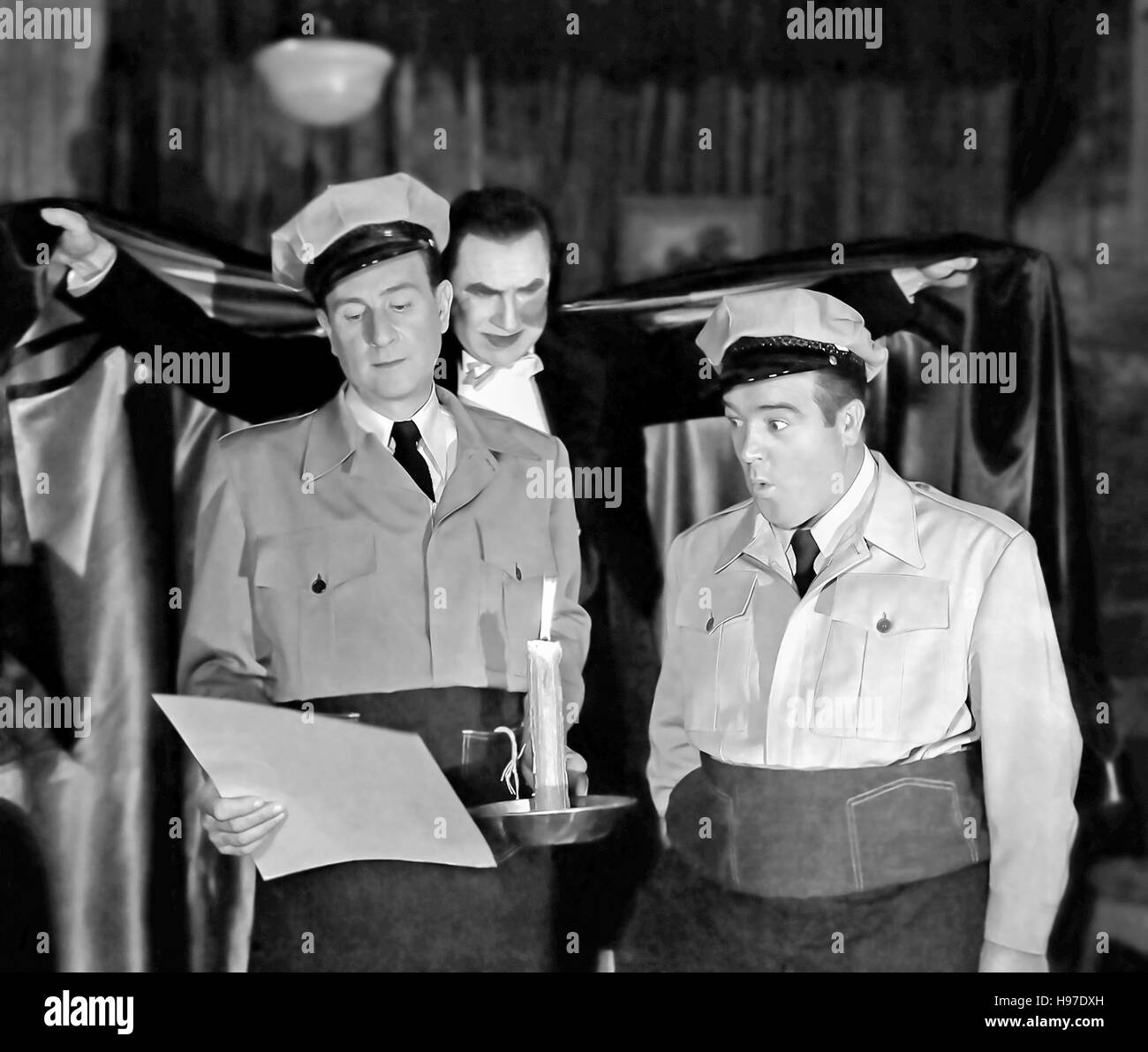 ABBOTT und COSTELLO treffen FRANKENSTEIN 1948 Universal International Film mit Bud Abbott an Links, Bela Lugosi Zentrum als Dracula und Lou Costello Stockfoto