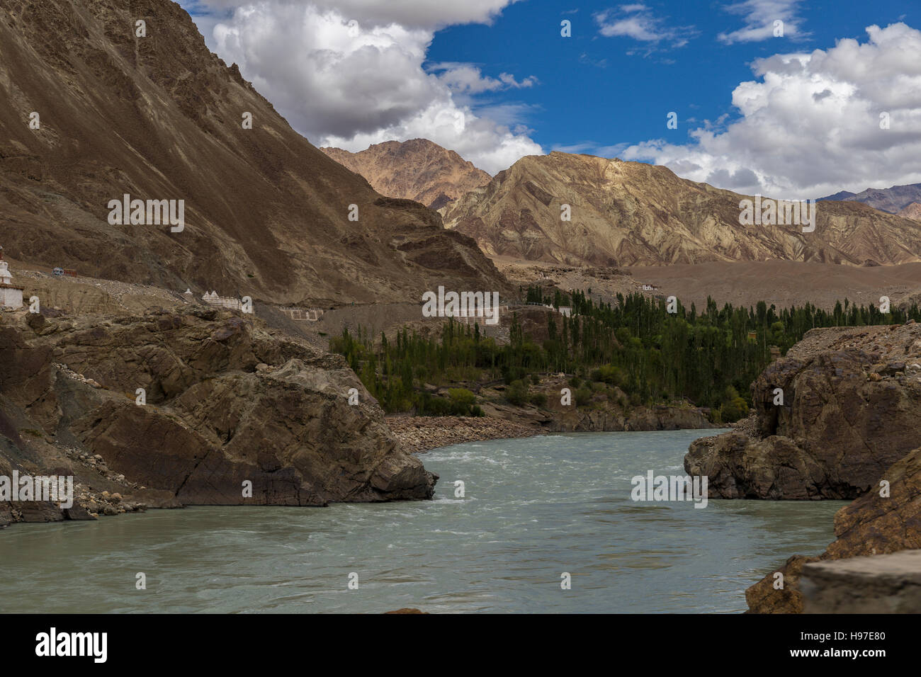 Fluss Indus läuft neben dem Srinagar-Leh-Highway Stockfoto