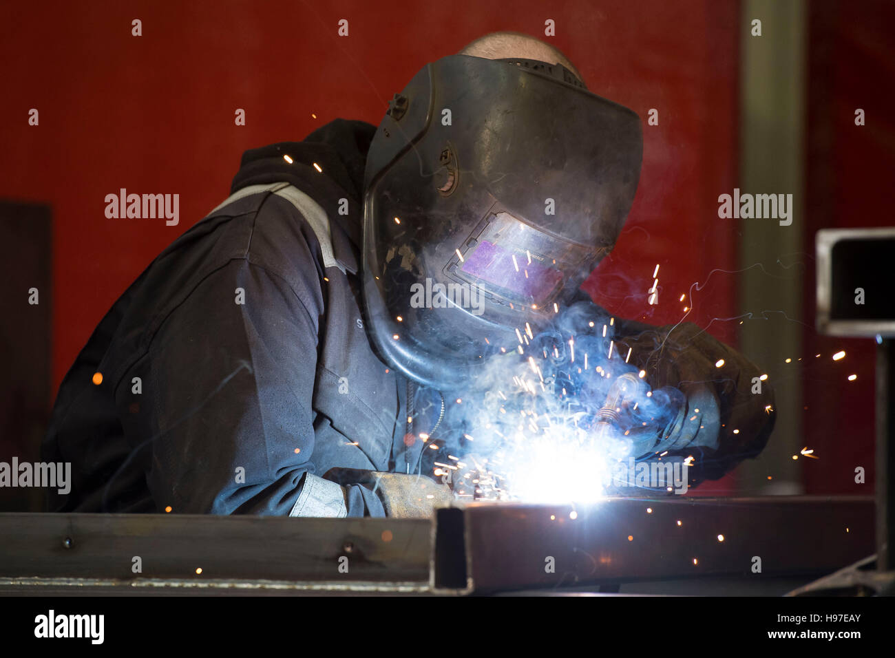 Ein Schweißer bei der Arbeit Schweißen Metall in einer Fabrik in South Wales, Cardiff, UK. Stockfoto