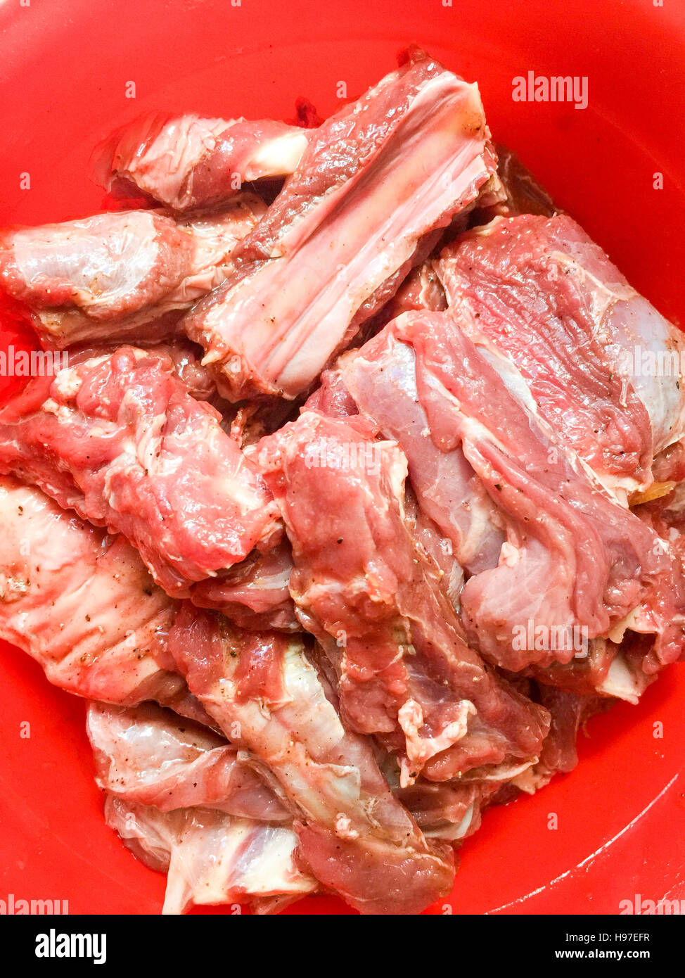 Rohes Fleisch Reh oder Hirsch Rippen mit speziellen und ausgewählten Gewürzen mariniert. Stockfoto