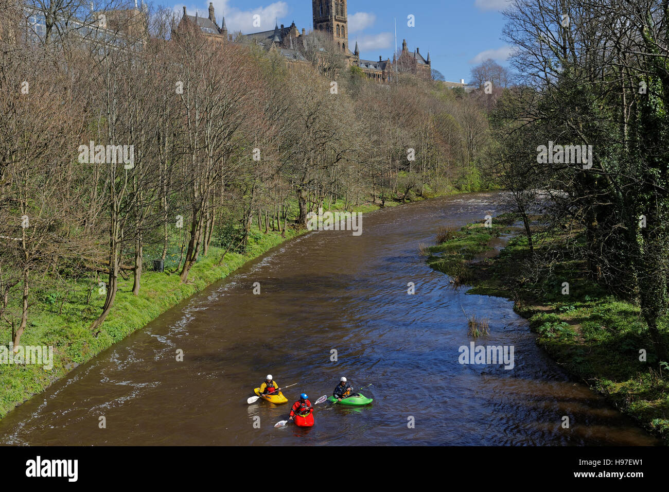 River Kelvin Kajaks in der Parkanlage des wohlhabenden Westend der Stadt Stockfoto