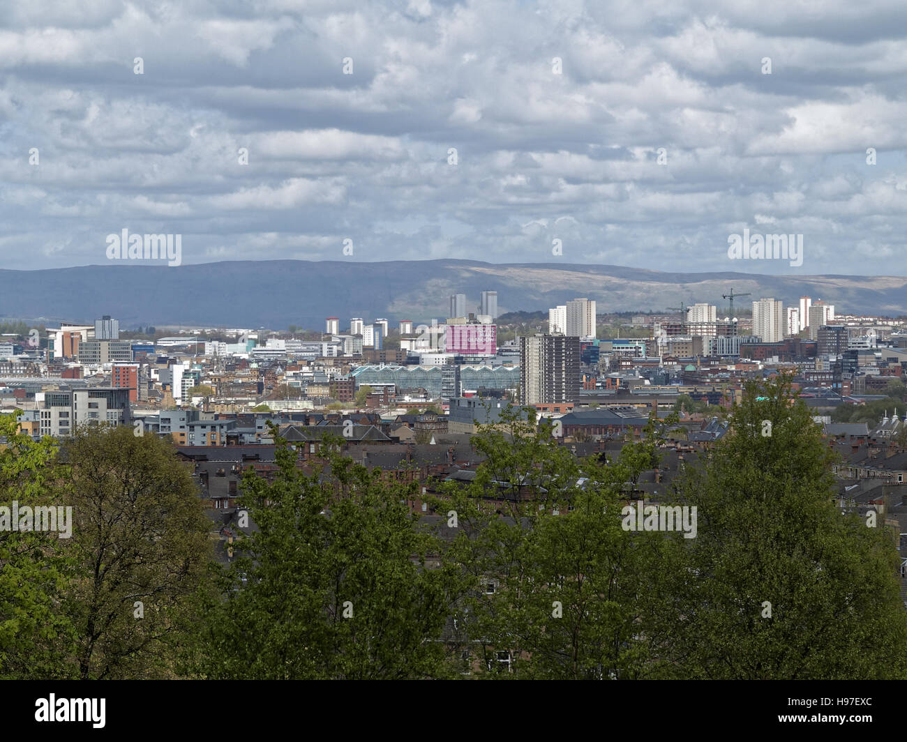 Luftaufnahme von Glasgow aus Queens Park zeigt das Zentrum der Stadt mit den Campsie Hügeln im Hintergrund Stockfoto